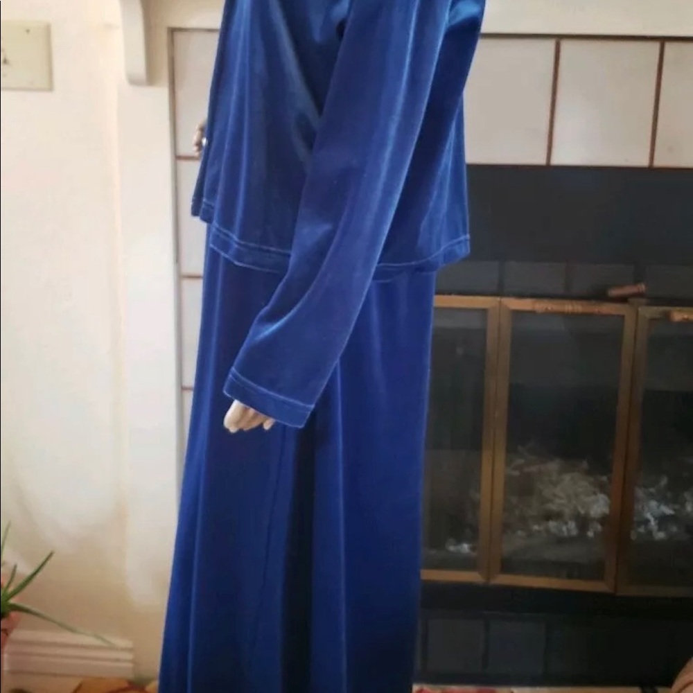This beautiful ensemble was a gift, but to small. My loss is your gain.